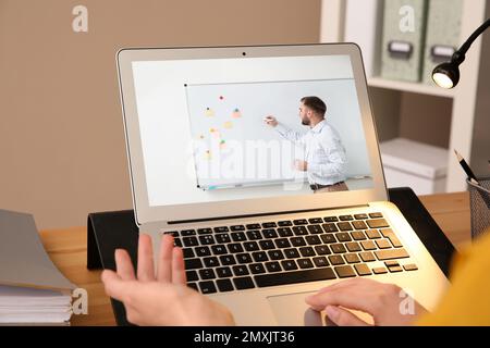Frau mit Online-Videoberatung mit Business Trainer am Tisch, Nahaufnahme Stockfoto