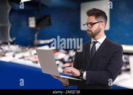 Großhandels- und Logistikkonzept. Manager verwendet Laptop im Geschäft Stockfoto