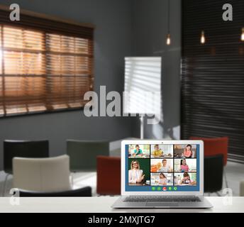 Fernunterricht während Quarantäne und Abriegelung durch Covid-19-Pandemie. Ein modernes Notebook, auf dem der Online-Unterricht im Klassenzimmer angezeigt wird Stockfoto