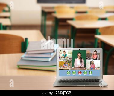 Fernunterricht während Quarantäne und Abriegelung durch Covid-19-Pandemie. Ein modernes Notebook, auf dem der Online-Unterricht im Klassenzimmer angezeigt wird Stockfoto