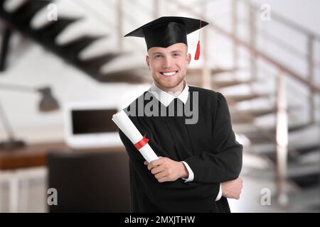 Glückliche Schülerin mit Abschlussmütze und Diplom im Amt Stockfoto