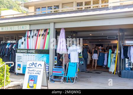 Surfshop Palm Beach in Sydney bietet Surfbrett- und Strandverleih sowie Wassersportartikel und -Kleidung, Sydney, NSW, Australien Stockfoto