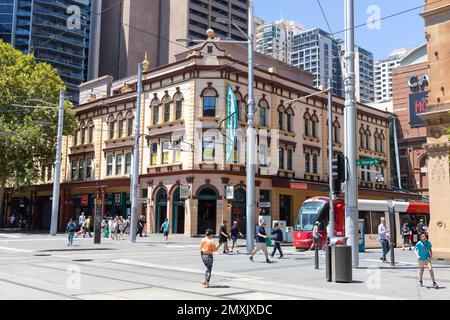 Stadtzentrum von Sydney, The Palace Hotel in der George Street mit Stadtbahn entlang der Hay Street, Haymarket, Sydney City Centre, NSW, Australien Stockfoto