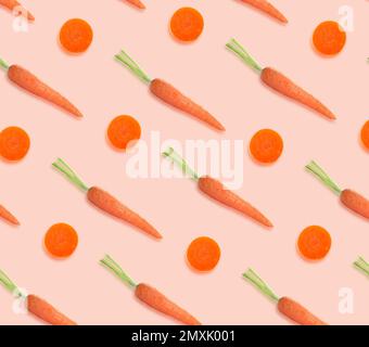 Karotten auf blassrosa Hintergrund. Musterkonstruktion Stockfoto