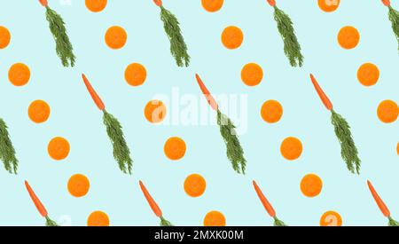 Karotten auf hellblauem Hintergrund, Banner. Musterkonstruktion Stockfoto