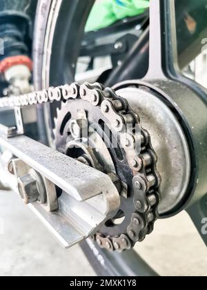 Selektives Fokusbild mit Rauscheffekt des Kettenradsatzes von Motorrädern. Stockfoto