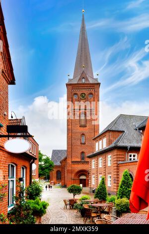 Blick auf die Nikolaikirche in Plön. Die Kirche in der Holsteinischen Schweiz in Schleswig-Holstein ist die wichtigste evangelische Lutherische Kirche des Schleppers Stockfoto