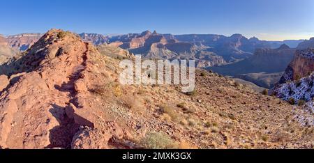 Morgenblick auf den South Kaibab Trail nördlich von O'Neill Butte mit dem Einäschern Creek unten auf der rechten Seite. Der Skelettpunkt liegt links vom Mittelpunkt Stockfoto