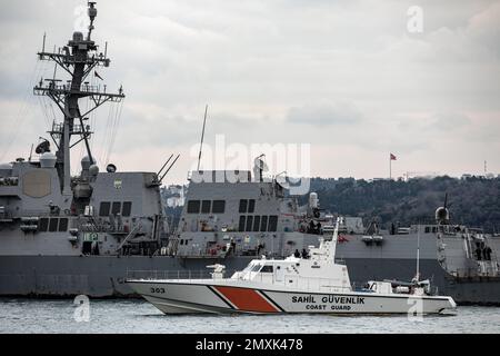 Istanbul, Türkei. 03. Februar 2023. Das Boot der Küstenwache wurde gesichtet, während der Zerstörer der US-Marine Arleigh Burke USS Nitze (DDG-94) vor Dolmabahce in Istanbul ankerte. Kredit: SOPA Images Limited/Alamy Live News Stockfoto