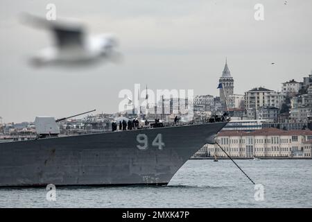 Istanbul, Türkei. 03. Februar 2023. Während die Besatzung auf dem Deck stand, sah man eine fliegende Möwe mit dem Galataturm im Hintergrund. USS Nitze (DDG-94), ein Zerstörer der Arleigh Burke-Klasse der USA Navy, vor der Küste von Dolmabahce in Istanbul. Kredit: SOPA Images Limited/Alamy Live News Stockfoto