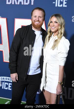 Los Angeles, Kalifornien, USA 31. Januar 2023 Baseballspieler Justin Turner und Ehefrau Kourtney Pogue nehmen am 31. Januar 2023 im Regency Village Theatre in Los Angeles, Kalifornien, USA, am Los Angeles Premiere Screening of Paramount Pictures' '80 for Brady' Teil. Foto: Barry King/Alamy Stock Photo Stockfoto