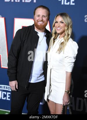 Los Angeles, Kalifornien, USA 31. Januar 2023 Baseballspieler Justin Turner und Ehefrau Kourtney Pogue nehmen am 31. Januar 2023 im Regency Village Theatre in Los Angeles, Kalifornien, USA, am Los Angeles Premiere Screening of Paramount Pictures' '80 for Brady' Teil. Foto: Barry King/Alamy Stock Photo Stockfoto