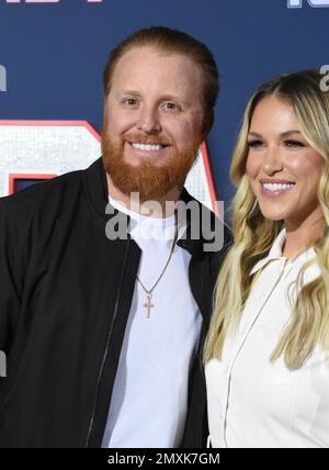 Los Angeles, Kalifornien, USA 31. Januar 2023 Baseballspieler Justin Turner und Ehefrau Kourtney Pogue nehmen am 31. Januar 2023 im Regency Village Theatre in Los Angeles, Kalifornien, USA, am Los Angeles Premiere Screening of Paramount Pictures' '80 for Brady' Teil. Foto: Barry King/Alamy Stock Photo Stockfoto