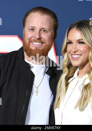 Los Angeles, Kalifornien, USA 31. Januar 2023 Baseballspieler Justin Turner und Ehefrau Kourtney Pogue nehmen am 31. Januar 2023 im Regency Village Theatre in Los Angeles, Kalifornien, USA, am Los Angeles Premiere Screening of Paramount Pictures' '80 for Brady' Teil. Foto: Barry King/Alamy Stock Photo Stockfoto