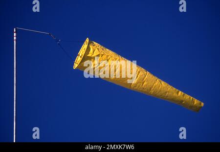 WINDSOCKEN ODER WINDKEGEL VOR BLAUEM HIMMEL, PARAFIELD AIRPORT, ADELAIDE, SOUTH AUSTRALIA. Stockfoto