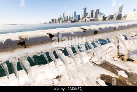 Toronto. 3. Februar 2023. Dieses Foto wurde am 3. Februar 2023 aufgenommen und zeigt eine eisbedeckte Barriere am Lake Ontario in Toronto, Kanada. Environment Canada hat am Freitag eine extrem kalte Warnung für Toronto herausgegeben. Kredit: Zou Zheng/Xinhua/Alamy Live News Stockfoto