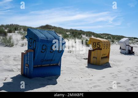 Bunte Liegestühle am Strand, Juist Island, Ostfriesien, Niedersachsen, Deutschland, Europa Stockfoto