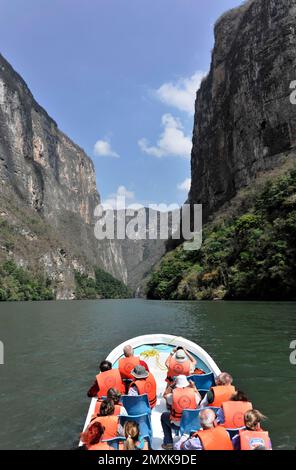 Bootstour durch den beeindruckenden Canyon des Canon del Sunidero, Mexiko, Mittelamerika Stockfoto