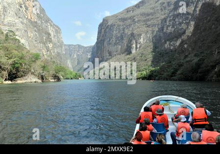 Bootstour durch den beeindruckenden Canyon des Canon del Sunidero, Mexiko, Mittelamerika Stockfoto