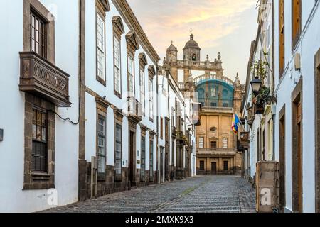 Historische Stadthäuser, die zur Kathedrale von Santa Ana, Las Palmas de Gran Canaria, den Kanarischen Inseln, Spanien und Europa führen Stockfoto