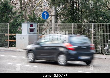 Geschwindigkeitsüberwachung durch eine mobile Radarkamera, Baden-Württemberg, Deutschland, Europa Stockfoto