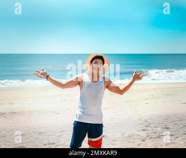 Fröhlicher gutaussehender Mann auf Urlaub im Freien, fröhlicher junger Mann am Strand, Tourist Travel Concept Rivas, Nicaragua, Mittelamerika Stockfoto