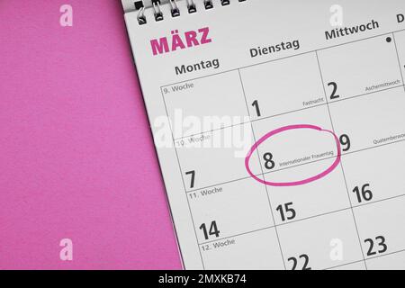 Internationaler Frauentag oder internationaler Frauentag am 8. März ist im deutschen Kalender auf rosa Hintergrund mit Kopierfläche eingekreist Stockfoto