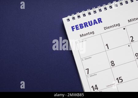 deutscher Kalender oder Planer für den monat februar auf blauem Papierhintergrund mit Kopierbereich Stockfoto