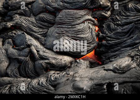 Glühende Lava, Lavafluss, Fagradalsfjall Tafelvulkan, Krýsuvík Vulkansystem, Halbinsel Reykjanes, Island, Europa Stockfoto