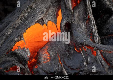 Glühende Lava, Lavafluss, Fagradalsfjall Tafelvulkan, Krýsuvík Vulkansystem, Halbinsel Reykjanes, Island, Europa Stockfoto