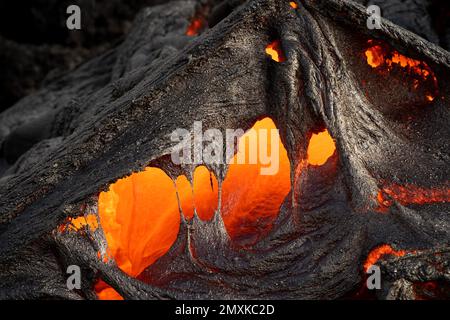 Glühende Lava, Lavafluss, Fagradalsfjall Tafelvulkan, Krýsuvík Vulkansystem, Halbinsel Reykjanes, Island, Europa Stockfoto