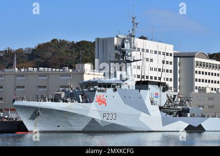 Präfektur Kanagawa, Japan - 04. Dezember 2022: Royal Navy HMS Tamar (P233), Offshore-Patrouillenschiff der Flussklasse. Stockfoto