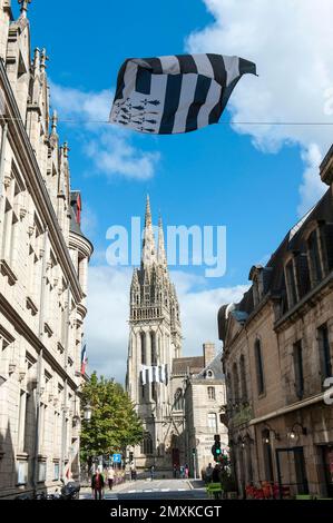 St. Corentin Kathedrale, Cathédrale Saint-Corentin, Flagge der Bretagne, Innenstadt, Altstadt, Quimper, Departement Finistère, Bretagne, Frankreich, Europa Stockfoto