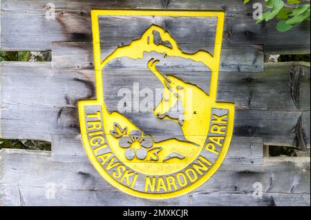 Gelbes Holzschild mit NP-Symbol Gams, Triglavski Narodni Park, Krn, Monte Nero, Triglav Nationalpark, Julian Alps, Slowenien, Europa Stockfoto