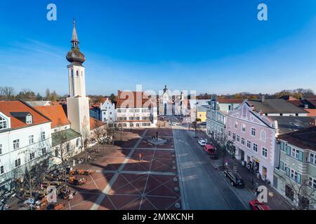 Schrannenplatz mit Frauenkircherl (l.), Rathaus (m.) und Schönen Turm in Erding, Bayern, Deutschland, Europa Stockfoto