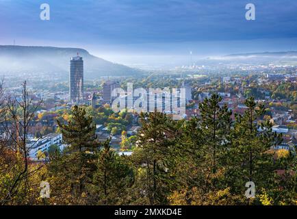 Blick auf die Stadt mit JenTower und Friedrich Schiller Universität im Herbst, Jena, Saale-Tal, Thüringen, Deutschland, Europa Stockfoto