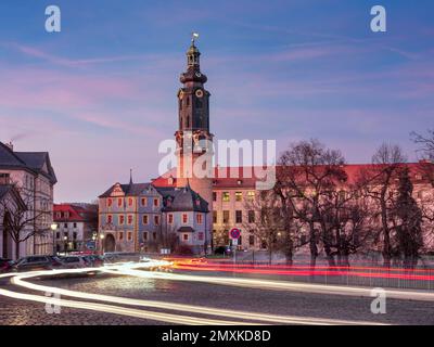 Der Weimarer Stadtpalast, auch der Residenzpalast, das Bastille-Tor-Gebäude und der Hausmann-Turm, am Abend mit Lichtspuren von Autos, Weimar, T. Stockfoto