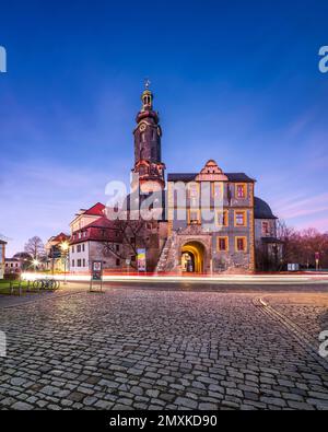 Der Weimarer Stadtpalast, auch der Residenzpalast, das Bastille-Tor-Gebäude und der Hausmann-Turm, am Abend mit Lichtspuren von Autos, Weimar, T. Stockfoto