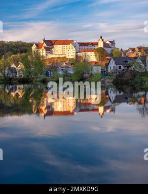 Colditzer Burg im Fluss Zwickauer Mulde, Abendlicht, Kolditz, Sachsen, Deutschland, Europa Stockfoto