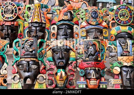 Masken, Kunsthandwerk, Souvenirs, im Eingangsbereich der Maya-Ruinen von Chichén Itzá, Chichén Itzá, Yucatán, Mexiko, Mittelamerika Stockfoto