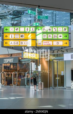 Wegweiser und Informationstafeln, Terminal A innen, Flughafen, Tegel, Reinickendorf, Berlin, Deutschland, Europa Stockfoto