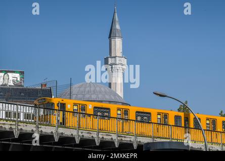 U-Bahn, Mevlana Moschee, Kottbusser Tor, Kreuzberg, Berlin, Deutschland, Europa Stockfoto