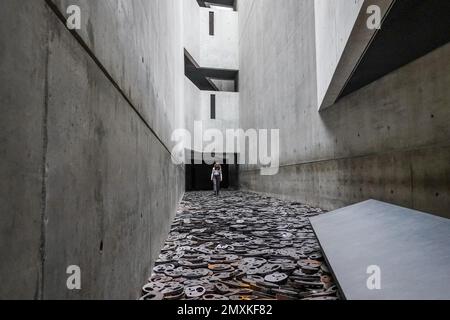 Installation Schalechet (Falling Foliage) von Menashe Kadischman, Jüdisches Museum, Lindenstraße, Kreuzberg, Friedrichshain-Kreuzberg, Berlin, Deutschland, Euro Stockfoto