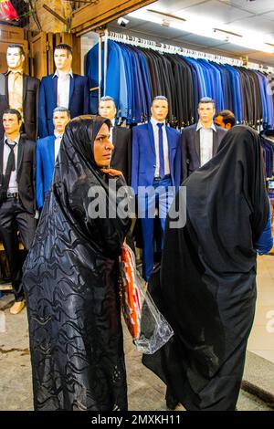 Bunte Bekleidungsgeschäfte, der große Basar, Isfahan, Isfahan, Iran, Asien Stockfoto