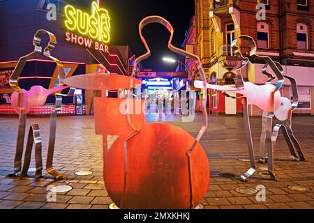 Beatles-Metalfiguren auf dem Beatles Square bei Nacht, Reeperbahn, St. Pauli, Hamburg, Deutschland, Europa Stockfoto