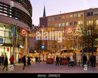 Helle Girlande mit Schrift Hagen Weihnachtsmarkt, Weihnachtsmarkt, Hagen, Ruhrgebiet, Nordrhein-Westfalen, Deutschland, Europa Stockfoto