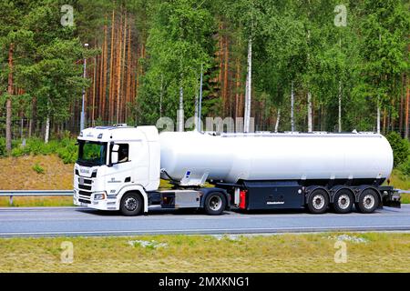 White Scania Truck Simeon zieht Kaessbohrer Auflieger auf der Autobahn an einem Sommertag, Seitenansicht. Salo, Finnland. 16. Juni 2020. Stockfoto