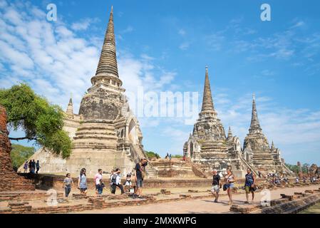 AYUTTHAYA, THAILAND - 01. JANUAR 2017: Sonniger Tag in den alten Häusern des buddhistischen Tempels Wat Phra Si Sanphet Stockfoto