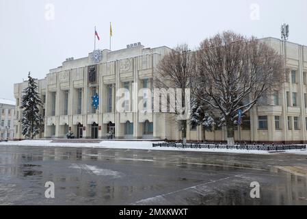 JAROSLAWL, RUSSLAND - 05. JANUAR 2021: Regierungsgebäude der Region Jaroslawl an einem bewölkten Januartag Stockfoto