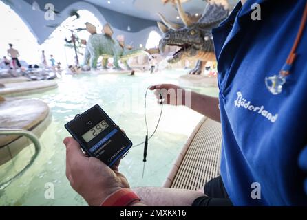 Hamburg, Deutschland. 02. Februar 2023. Thor Ruiz, stellvertretender Poolmanager im „Festland“-Hallenbad Bäderland, prüft die Wassertemperatur im Planschbecken mit einem Digitalthermometer. Die Wassertemperatur, die im Hamburger Bäderland als Energiesparmaßnahme um ein Grad gesenkt wurde, soll vorerst an allen Orten aufrechterhalten werden. Kredit: Christian Charisius/dpa/Alamy Live News Stockfoto